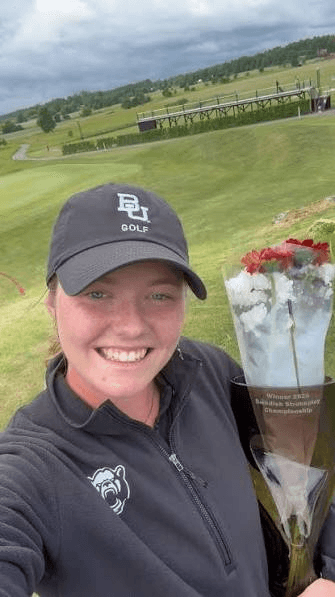 Silje Torvund Ohma smiler med vinnerpremien etter Swedish Strokeplay